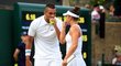 Nick Kyrgios a Desirae Krawczyková v akci během smíšené čtyřhry na Wimbledonu 2019. Tehdy byl Australan ještě psychicky v pohodě.