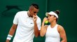 Nick Kyrgios a Desirae Krawczyková v akci během smíšené čtyřhry na Wimbledonu 2019. Tehdy byl Australan ještě psychicky v pohodě.