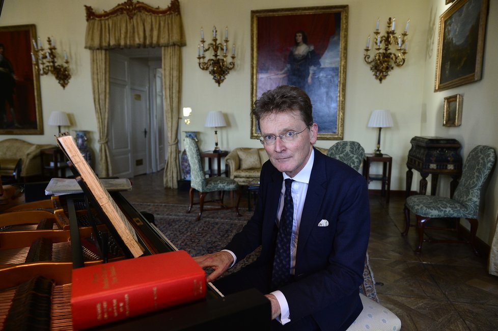 Britský velvyslanec je vášnivým hráčem na klavír. Sám má nejraději klasickou hudbu a velice se mu líbí tvorba světoznámých českých skladatelů.