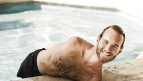 Nick Vujicic: Nemá nohy ani ruce, přesto hraje golf i surfuje