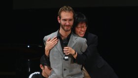 Nick Vujicic jezdí po světě a zachraňuje lidské životy