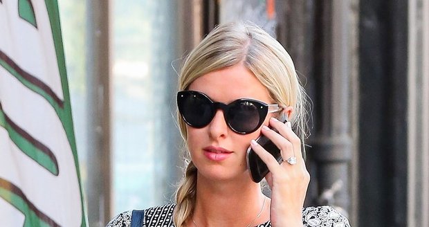 Nicky Hilton už nosí zásnubní prsten.