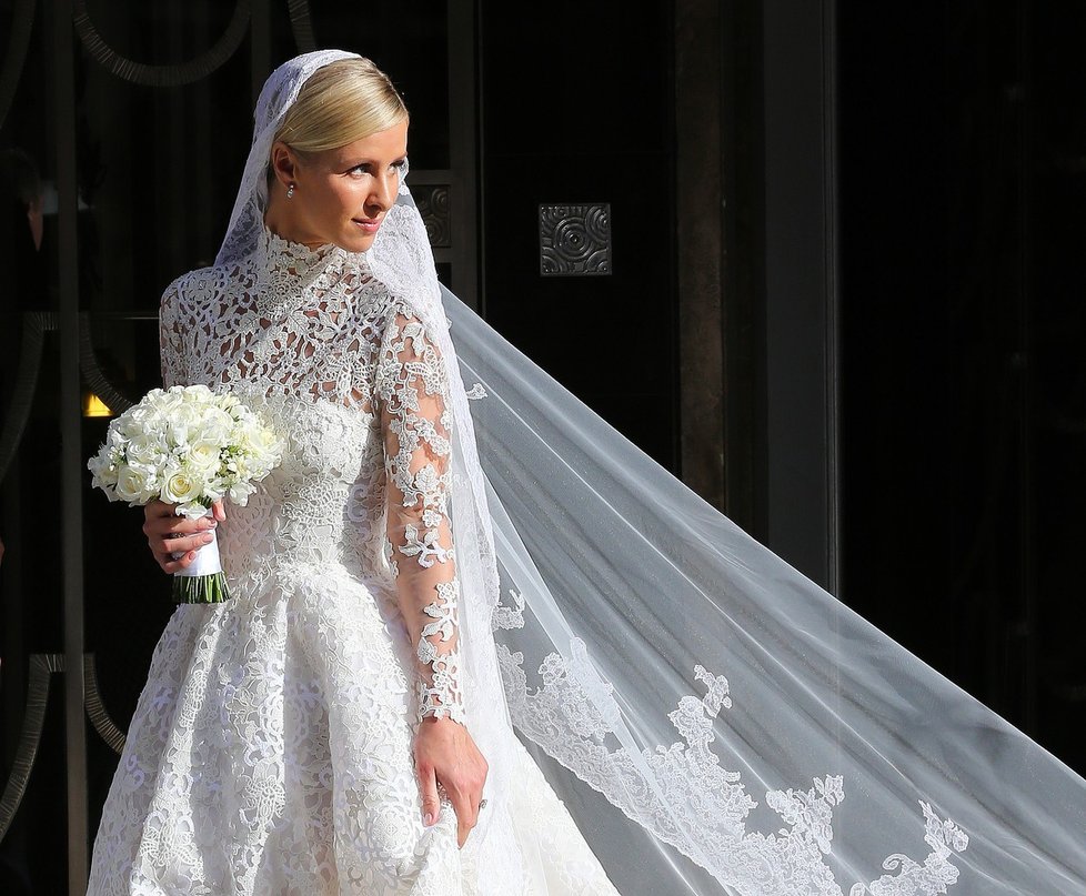 Nicky Hilton před hotelem Claridge.