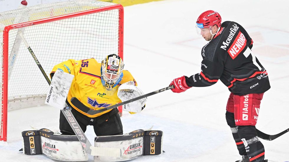 Severský souboj na ledě: brankář Niclas Westerholm z Českých Budějovic vs. Markus Nenonen z Mountfieldu