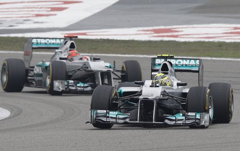Rosberg následovaný kolegou Schumacherem.