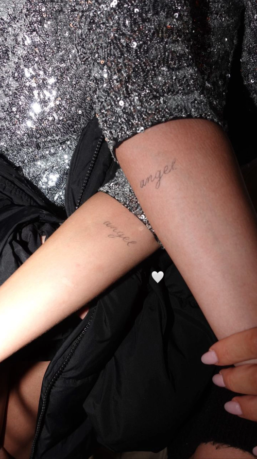 Nicola Peltz a Selena Gomez si pořídili společné tetování.