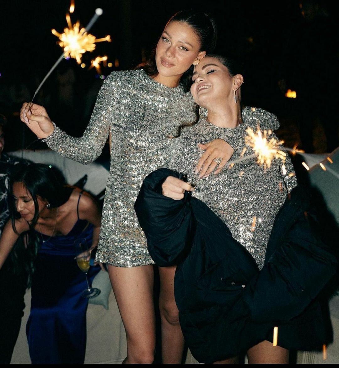 Selena Gomez a Nicola Peltz slavily Silvestr v Mexiku