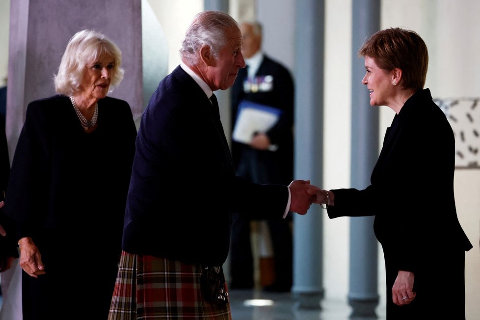 Král Karel III. a skotská premiérka Nicola Sturgeonová