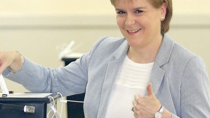 Nicola Sturgeon, skotská první ministryně, hlasuje o brexitu