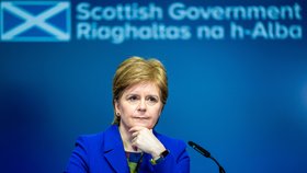 Skotská premiérka Nicola Sturgeonová se rozhodla odstoupit.