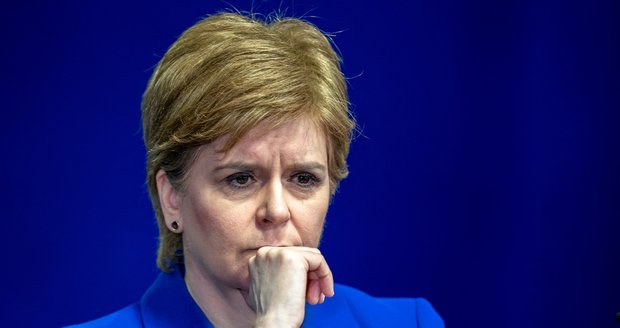 Skotská premiérka po osmi letech odchází. Má politiky dost, promluvila o osobní dani