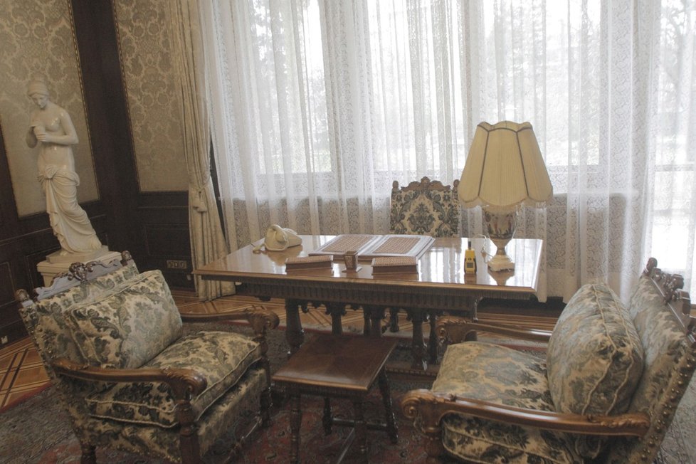 Někdejší honosná rezidence rumunského diktátora byla otevřena veřejnosti.