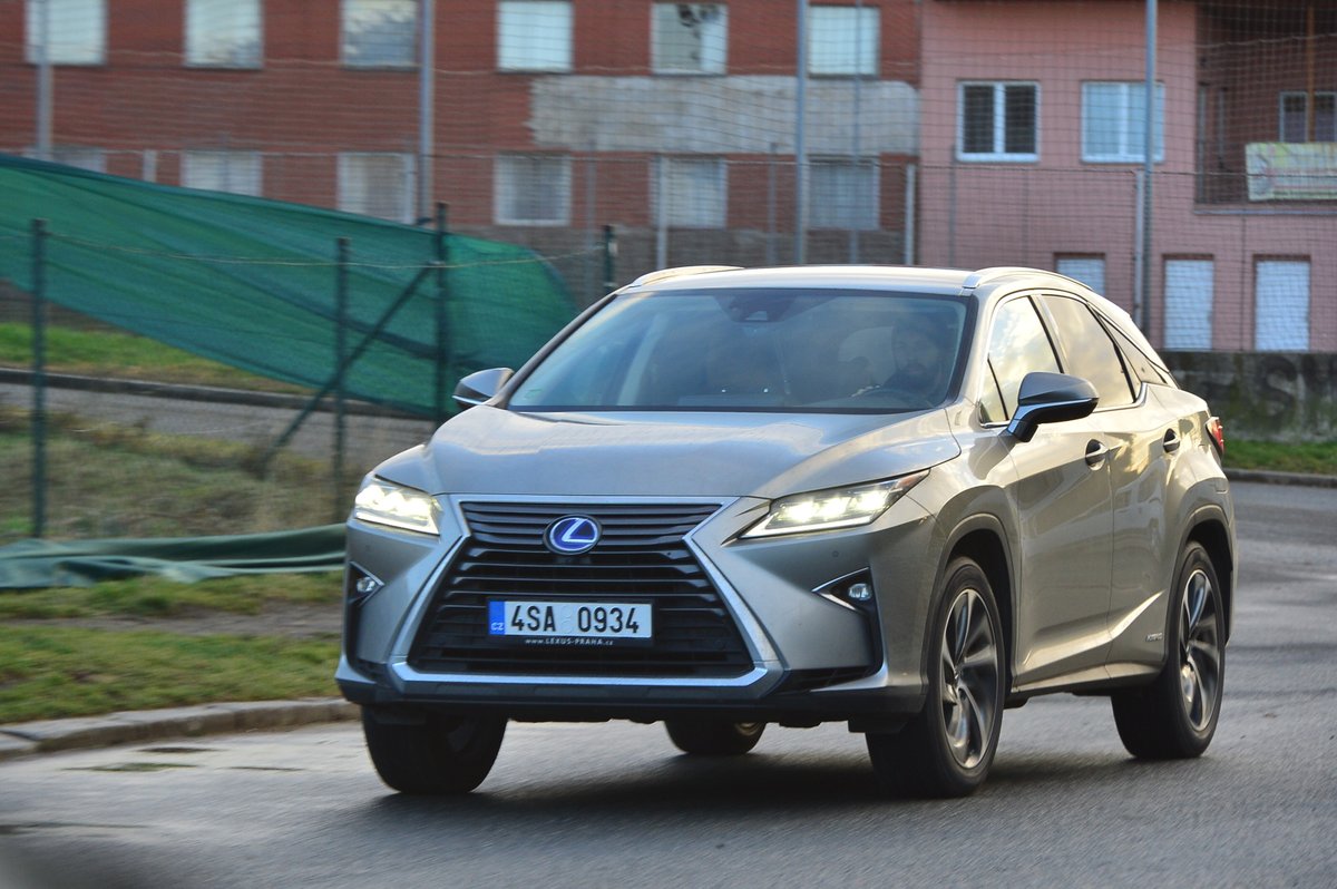 »Hušbyho« lexus na cestě do Edenu.