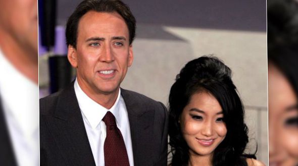 Americký herec Nicolas Cage se svou manželkou, kterou potkal v Los Angeles, kde pracovala jako servírka v restauraci. Po dvou měsících ji požádal o ruku. Loni se po dvanácti letech rozešli.