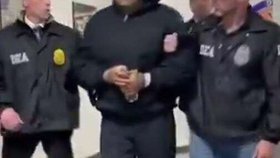 Venezuelského diktátora Nicoláse Madura po přistání v New Yorku odvedli do věznice (4.1.2026).