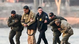 Maduro poprvé před soudem v New Yorku. Vinu odmítá a označuje se za válečného zajatce Maduro poprvé před soudem v New Yorku. Vinu odmítá a označuje se za válečného zajatce