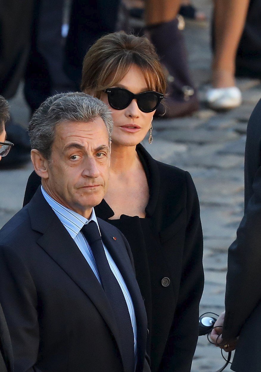 Sarkozy je výrazně menší než Bruniová.