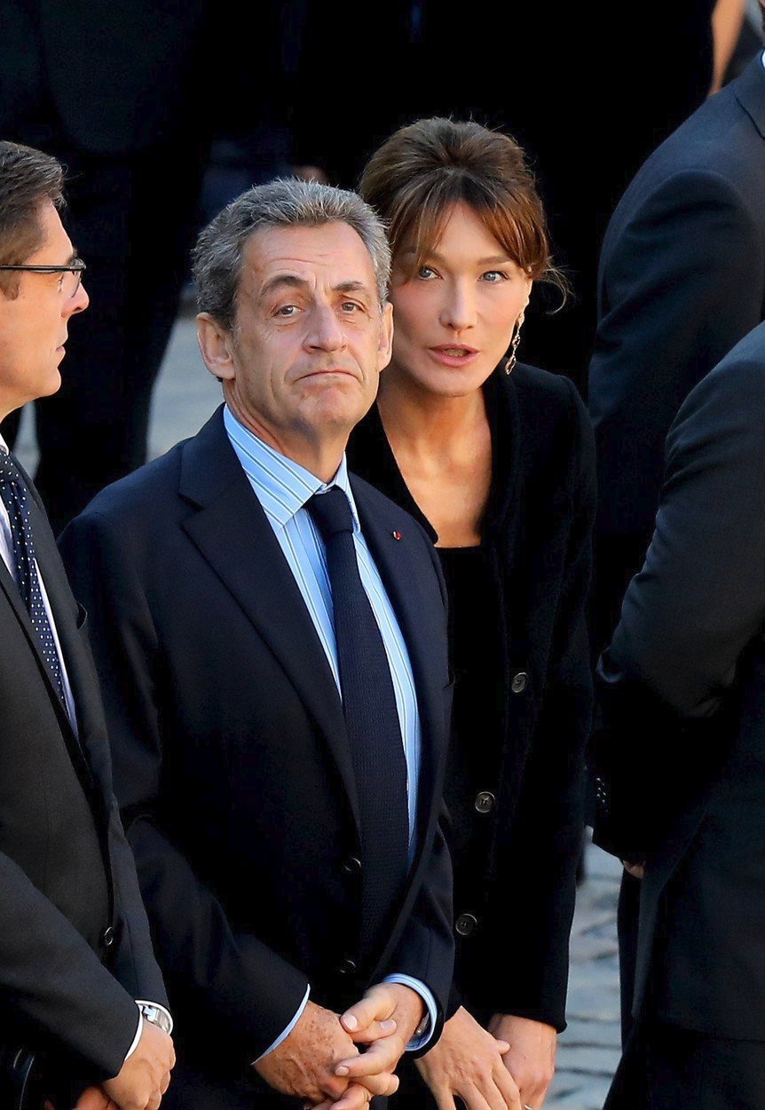 Sarkozy je výrazně menší než Bruniová.