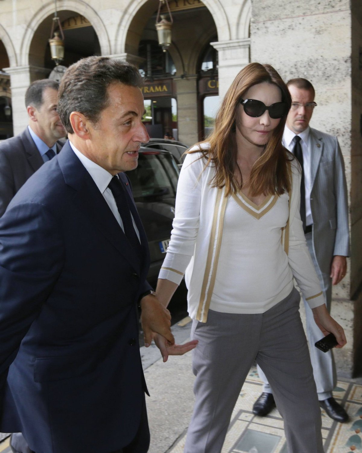 Na štíhlé Carle (na snímku se Sarkozym) je malé bříško už poznat.