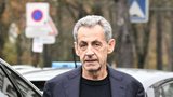 Jak Sarkozymu chutná svoboda: Francouzského exprezidenta vítal po opuštění vězení aplaus