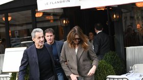 Nicolas Sarkozy s chotí Carlou po propuštění z vězení (11. 11. 2025).