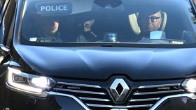 Exprezident Francie Nicolas Sarkozy nastoupil do vězení Le Santé, před věznici ho doprovodila manželka Carla Bruniová (21.10.2025).