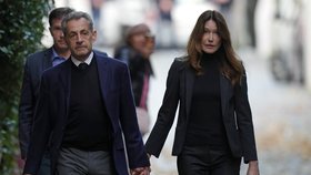 Exprezident Francie Nicolas Sarkozy nastoupil do vězení Le Santé, před věznici ho doprovodila manželka Carla Bruniová (21.10.2025)