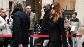 Jednání soudu o propuštění Nicolase Sarkozyho: Manželka Carla Bruniová a syn Jean Sarkozy (10.11.2025)