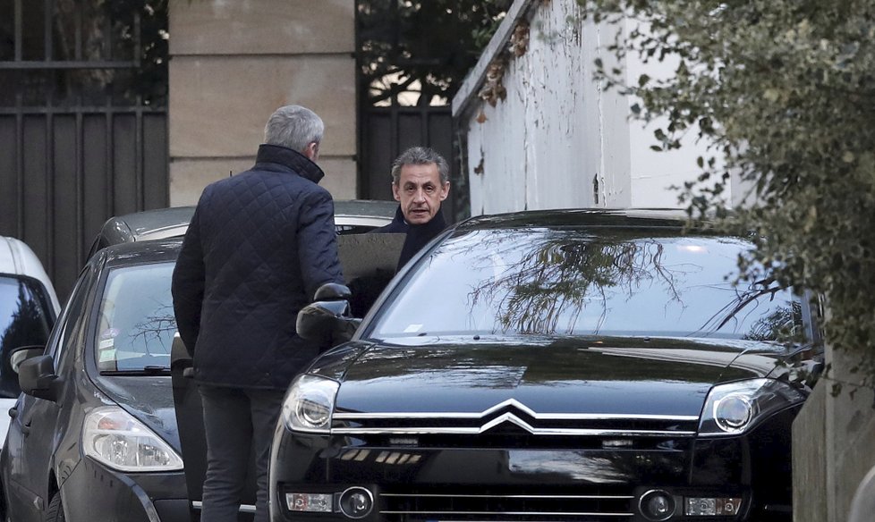 Exprezident Francie Sarkozy byl obviněn a je pod soudním dohledem kvůli kauze financování kampaně z libyjských peněz.