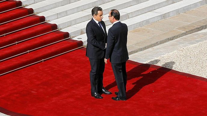 Nicolas Sarkozy (vlevo) oficiálně vítá svého nástupce Françoise Hollanda v Elysejském paláci. Za tři roky se totéž může opakovat v obráceném gardu