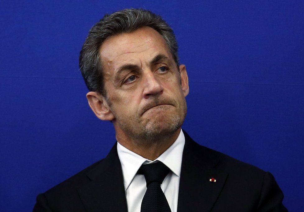 Sarkozy je obviněn z úplatkářství, zneužití moci a porušení služebního tajemství.