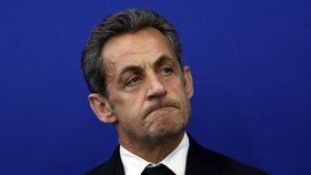 Sarkozy je obviněn z úplatkářství, zneužití moci a porušení služebního tajemství.