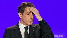 Nicolas Sarkozy odmítá obvinění.