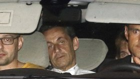 Sarkozy si při převozu k soudu tvářil jako při mučení.