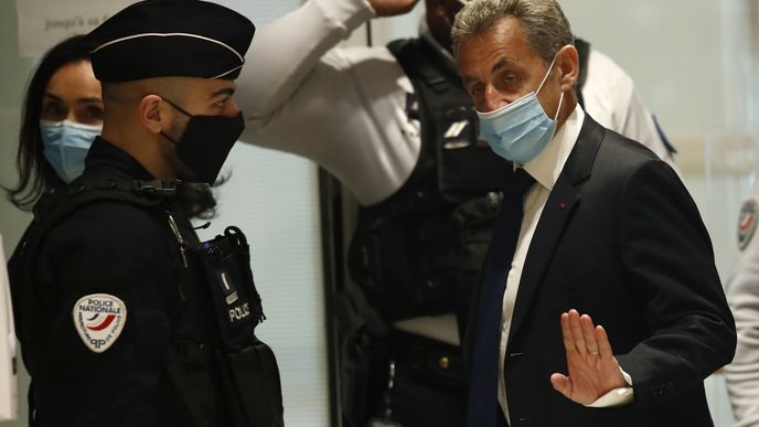 Francouzský exprezident Nicolas Sarkozy musí kvůli korupci na rok do vězení.