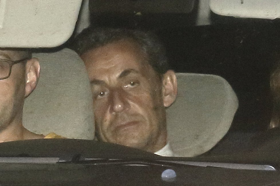 Nicolas Sarkozy byl v noci převezen k soudu.