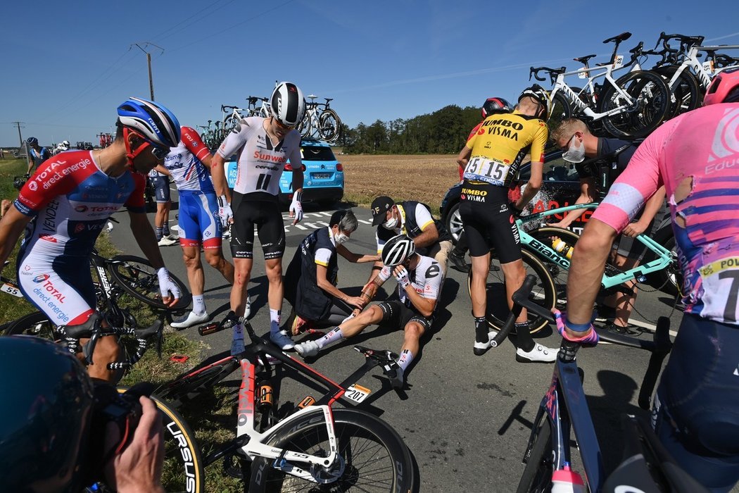 Casper Phillip Pedersen a Nicolas Roche z týmu Sunweb po ošklivém pádu v 10. etapě Tour de France