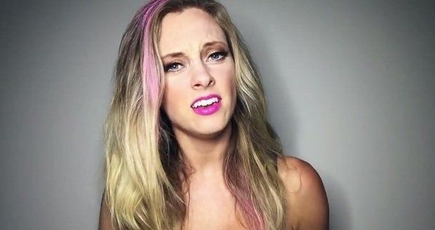 Komička Nicole Arbour se drsně pustila do baculatých lidí.