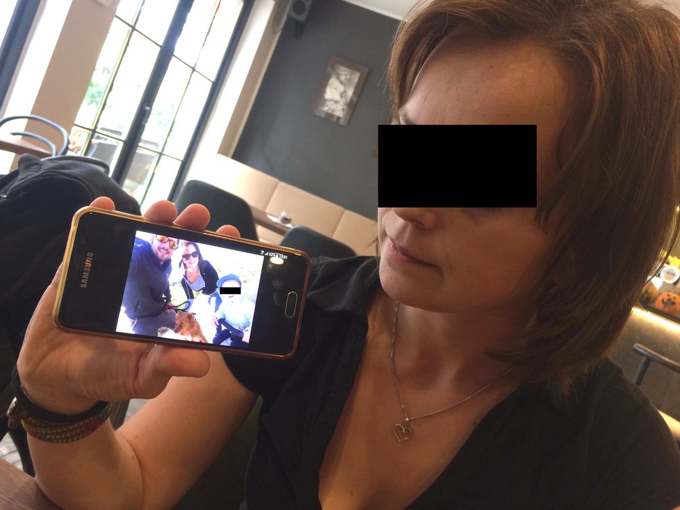 Mladá maminka Nicole (26) ukazuje na mobilu fotku, když byli ještě doma tři.