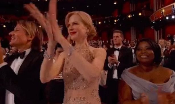 Nicole Kidman tleskala na Oscarech jako lachtan.