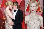 Nicole Kidman si během večera musela upravit šaty.