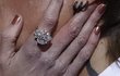 Platinový prsten s diamantem -  Značka: Harry Winston Váha »šutru«: 13,58 karátu Odhadovaná cena: 9 000 000 Kč.