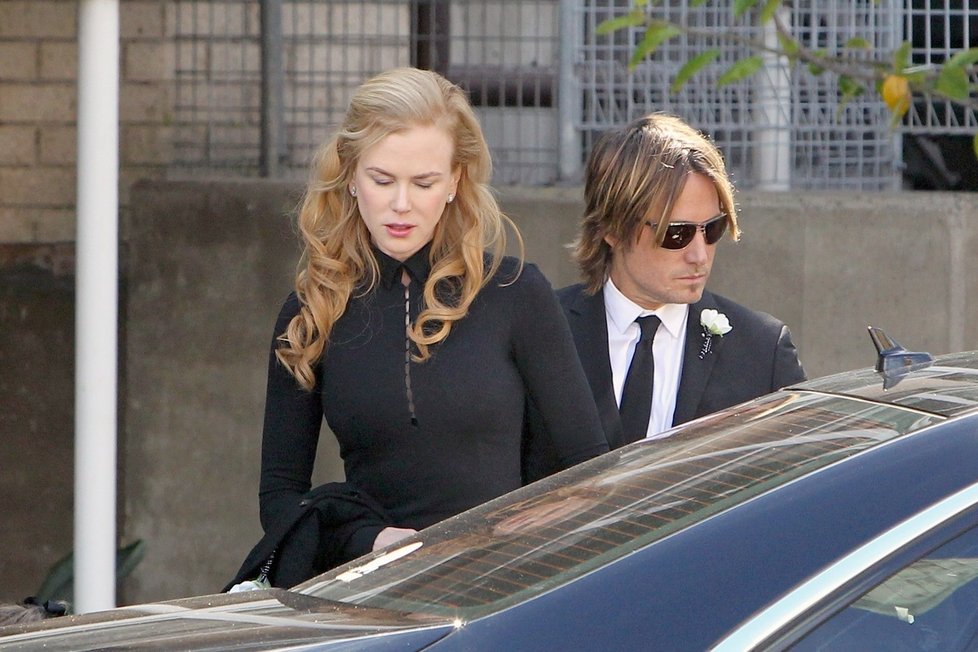 Nicole s manželem při příjezdu na pohřeb.