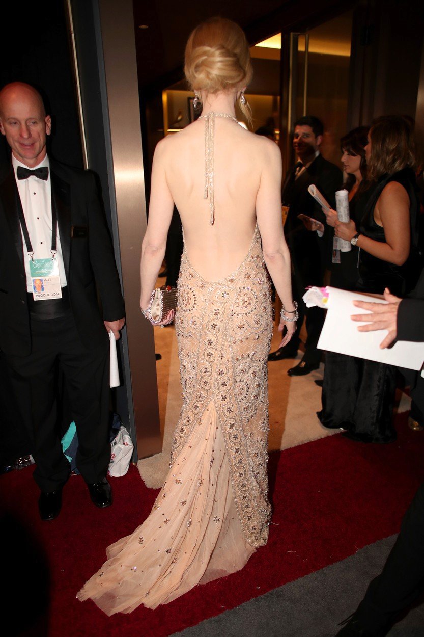 Nicole Kidmanová si na předávání Oscarů upravila šaty. Ramínka ji patrně škrtila.
