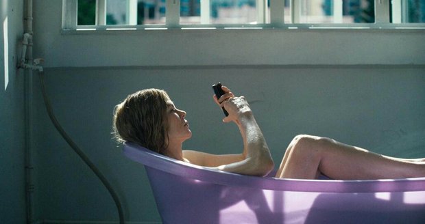 Nicole Kidmanová nahá ve vaně v seriálu Expats
