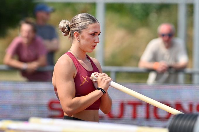 Tyčkařka Krutilová je juniorskou mistryní světa. Česko má v USA kompletní sbírku medailí Tyčkařka Krutilová je juniorskou mistryní světa. Česko má v USA kompletní sbírku medailí