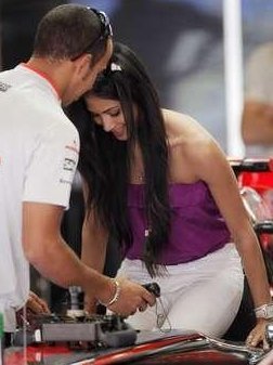 Nicole Scherzinger v monopostě formule 1.