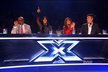 Zasedla však i do poroty americké talentové soutěže X-Factor, kterou vymyslel Simon Cowell (zcela vpravo)