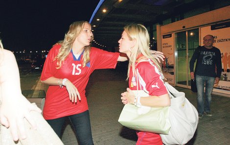 Tak si to tak neber, fandily jsme. Nicole Vaidišová (vlevo) a Martina Čechová se před halou políbily.