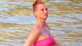 Zoufalka na pláži: Nicolette Sheridan (48) v sexy bikinách